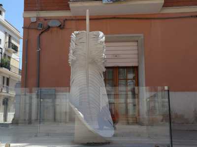 Proseguiamo il cammino e incrociamo sempre sulla sinistra la terza bellezza di corso Roma: la "Soffioscultura" di Francesco Granito, che ad Apricena ci � nato pur vivendo a Bari
